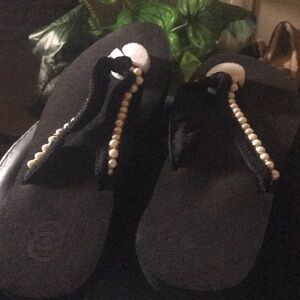 Women’s Black Pearl-Trim Flip Flop Sandals